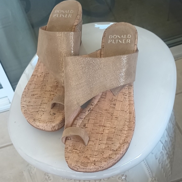 Donald J. Pliner Shoes - Donald J. Pliner Women's Gold Sandals.   Priced to Sell!